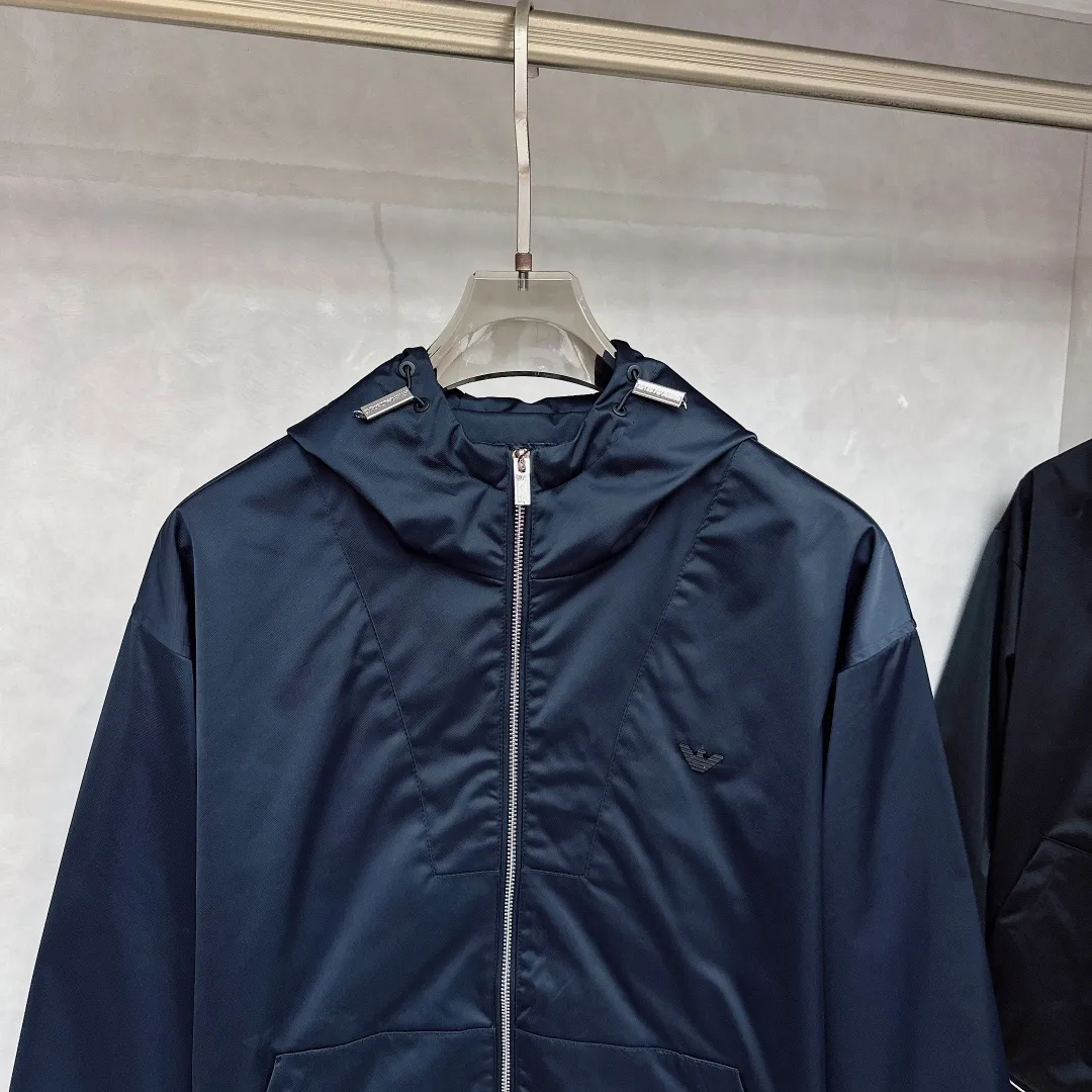 Armani official website Same Style, complete with three labels, on sale in advance. 2026 Autumn and Winter New Arrival men's jacket, Original with complete three labels, Premium version. Custom-made fabrics at the counter. Breathable, high comfort, impeccable details, brand element design concept, reflecting high quality. It feels delicate and soft, presents a casual cut, and has a great upper body shape. Sizes: M～3XL,